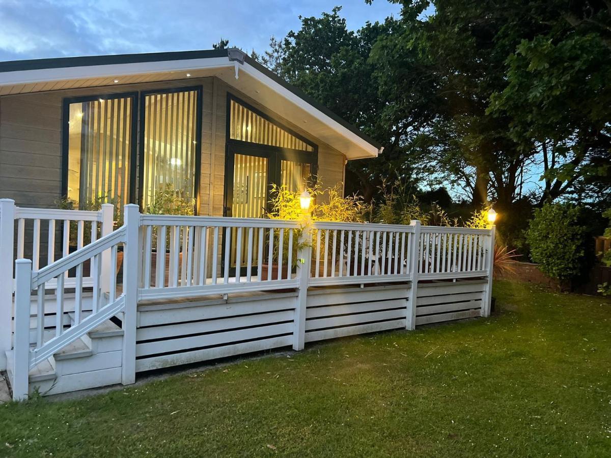 Jungle lodge Lymington Eksteriør billede