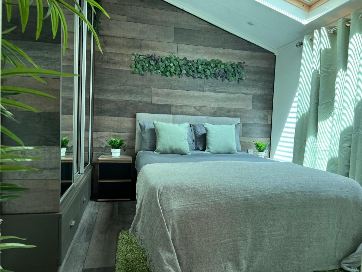 Jungle lodge Lymington Eksteriør billede