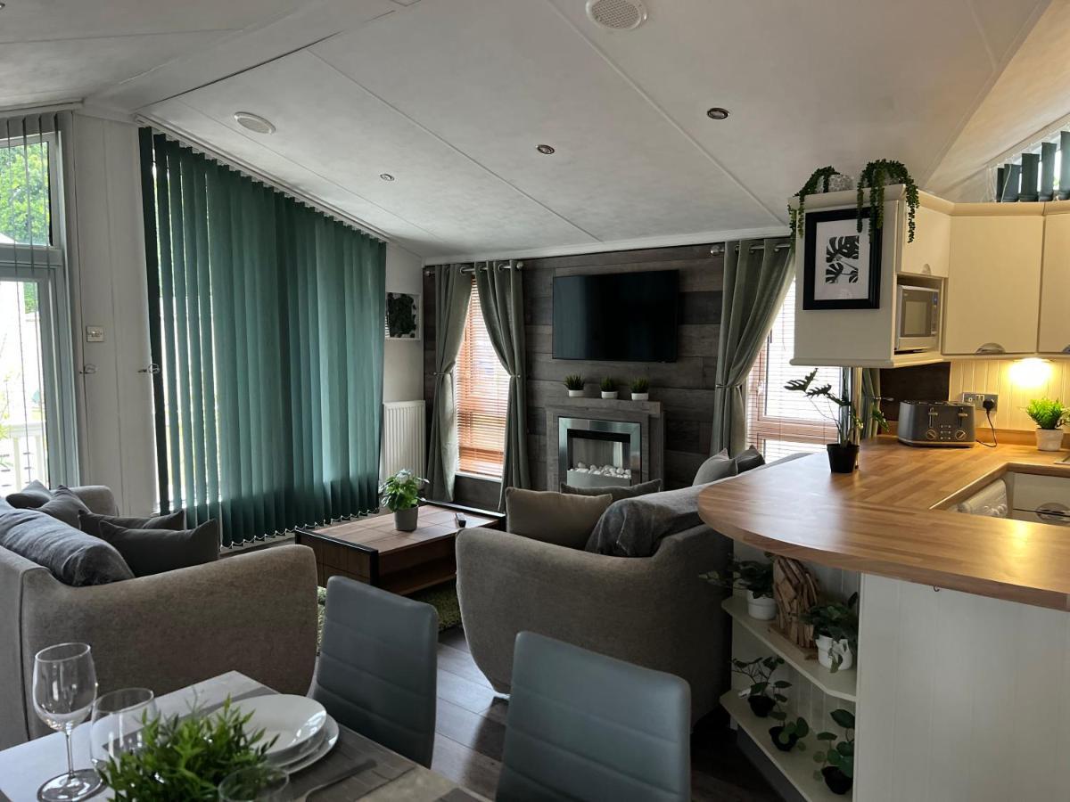 Jungle lodge Lymington Eksteriør billede