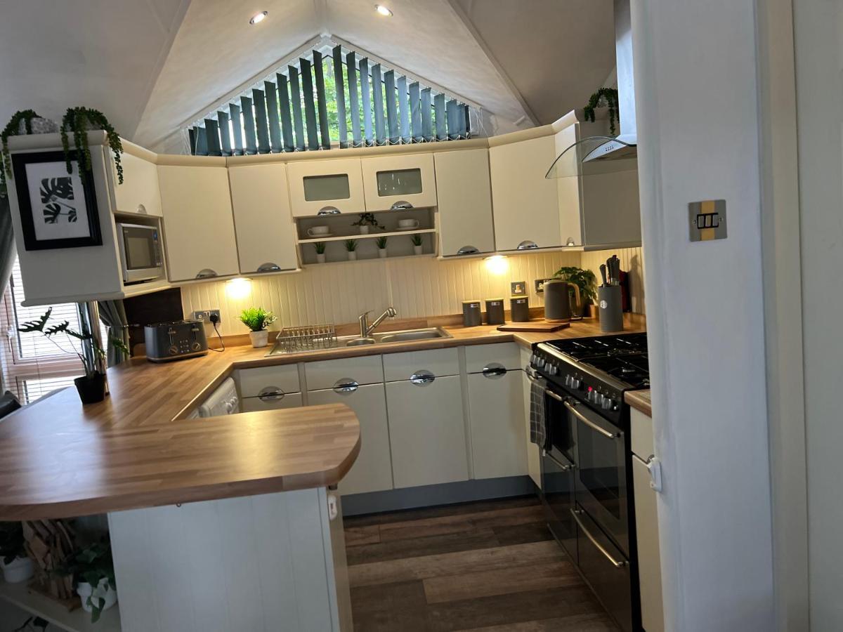 Jungle lodge Lymington Eksteriør billede