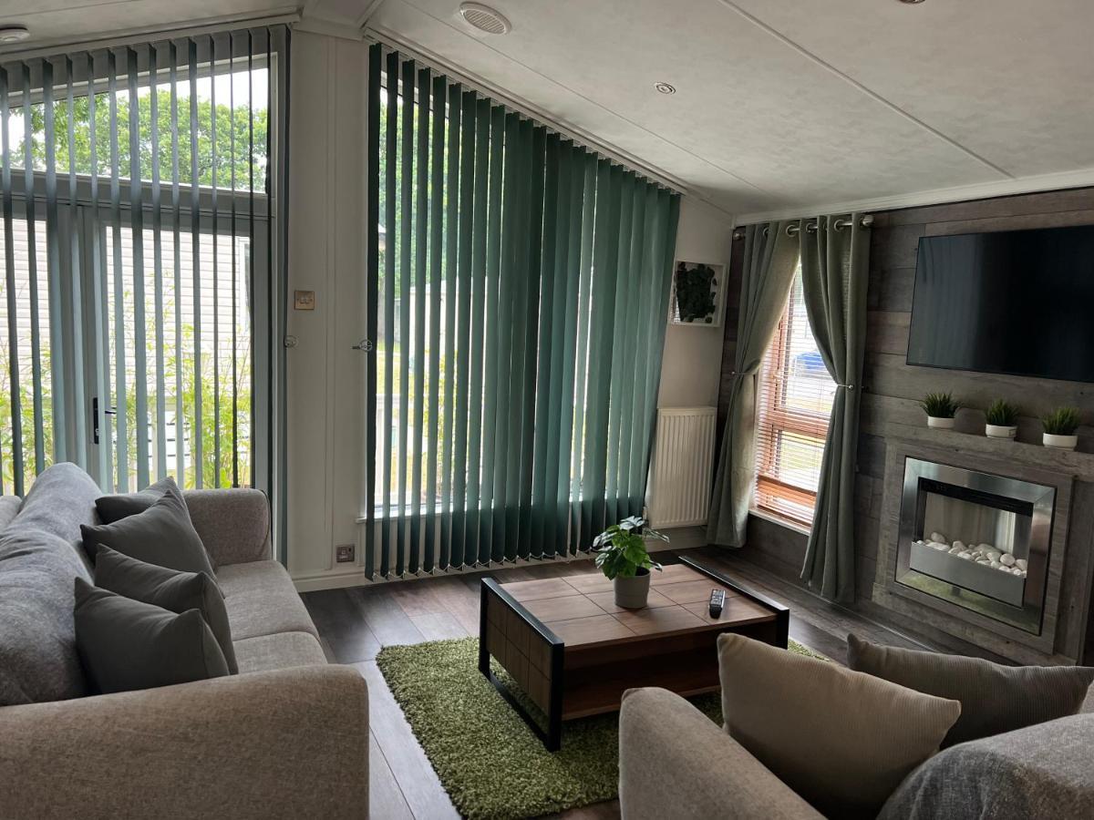 Jungle lodge Lymington Eksteriør billede