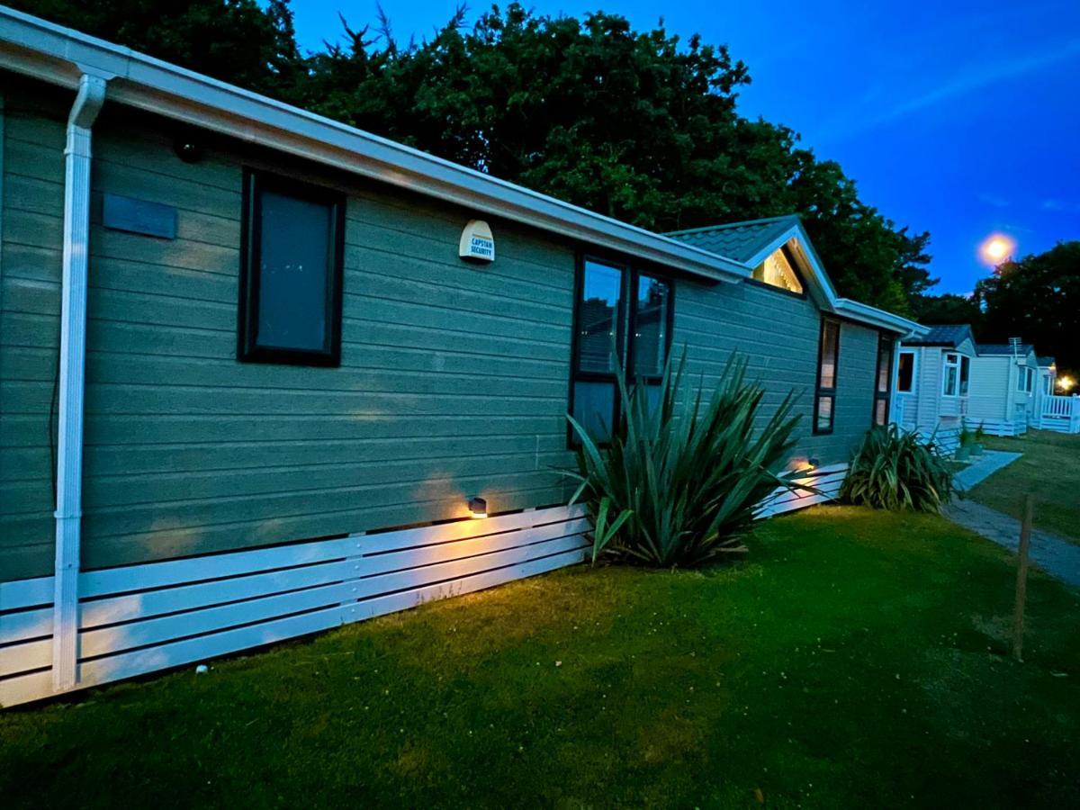 Jungle lodge Lymington Eksteriør billede