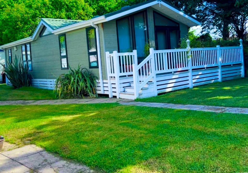 Jungle lodge Lymington Eksteriør billede
