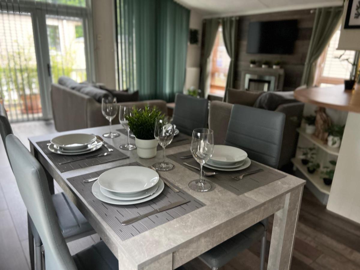 Jungle lodge Lymington Eksteriør billede